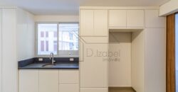 Apartamento totalmente reformado à venda no charmoso bairro de Higienópolis, com 143 m² de área útil.